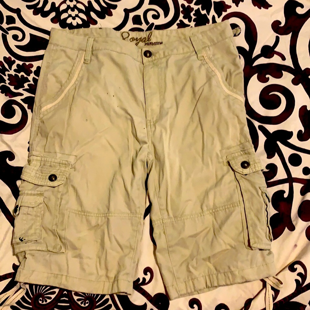 Male cargo shorts 6 pockets.
